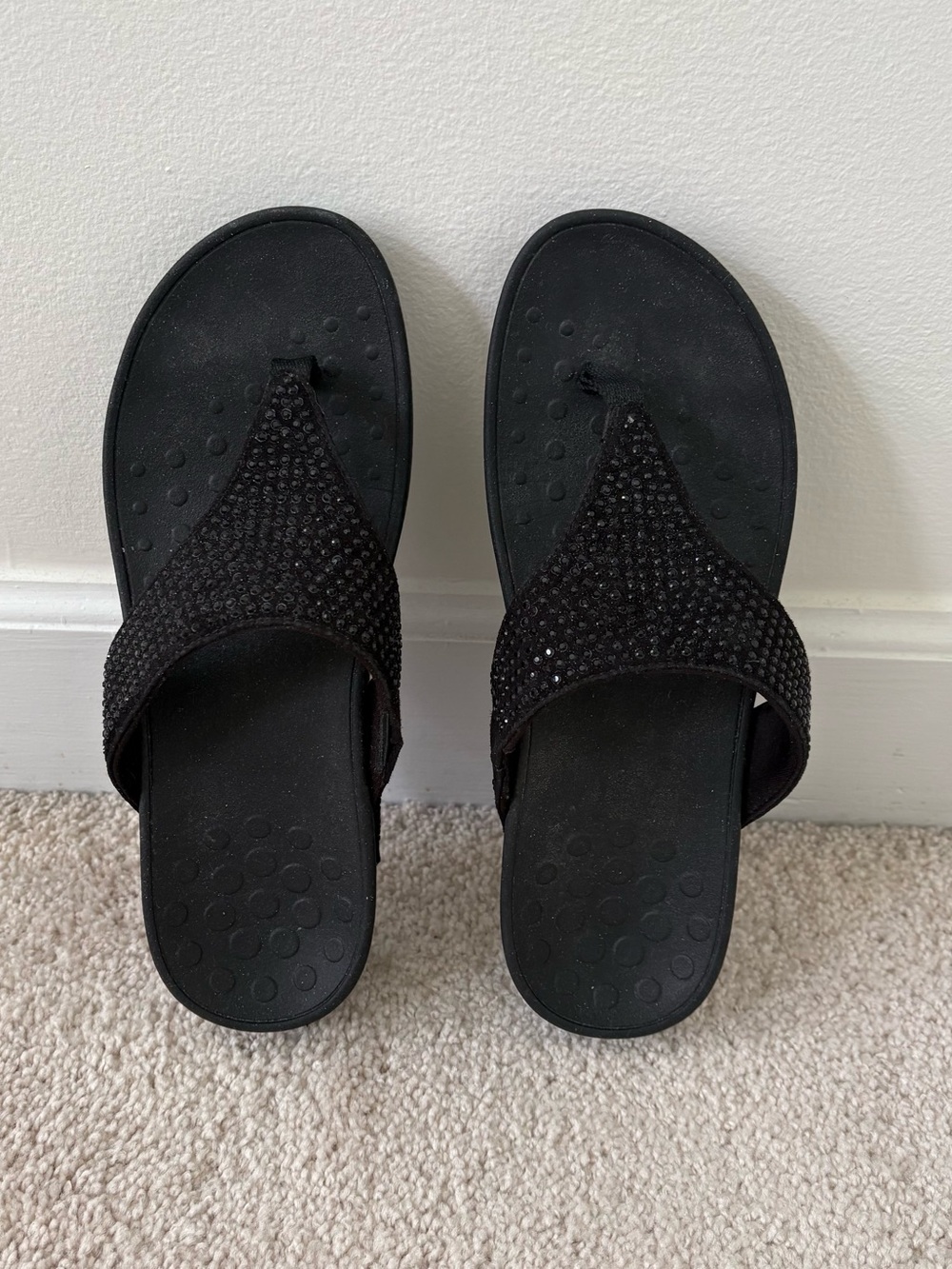 Vionic Women’s Black Thong 2-inches Heel Sandals